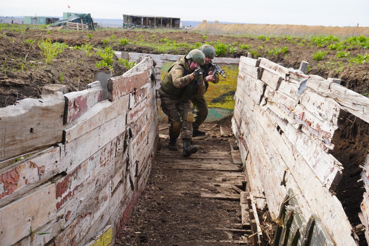 С военнослужащими, заключившими первый контракт с Минобороны России, провели занятия по штурмовым действиям