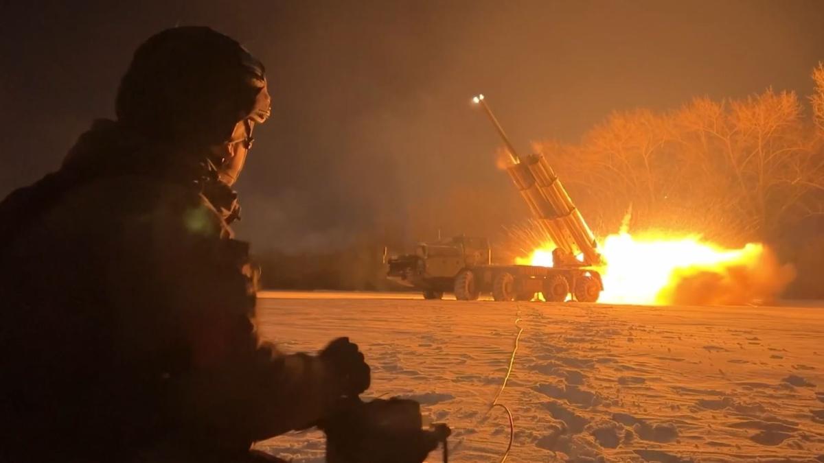 Расчеты РСЗО «Торнадо-С» группировки войск «Север» уничтожили склады боеприпасов и пункты управления противника в Харьковской области