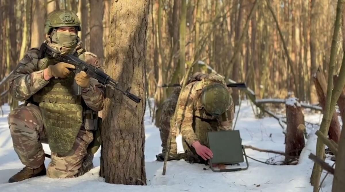 Подразделения ВДВ используют современные отечественные мобильные средства связи для управления подразделениями у линии боевого соприкосновения
