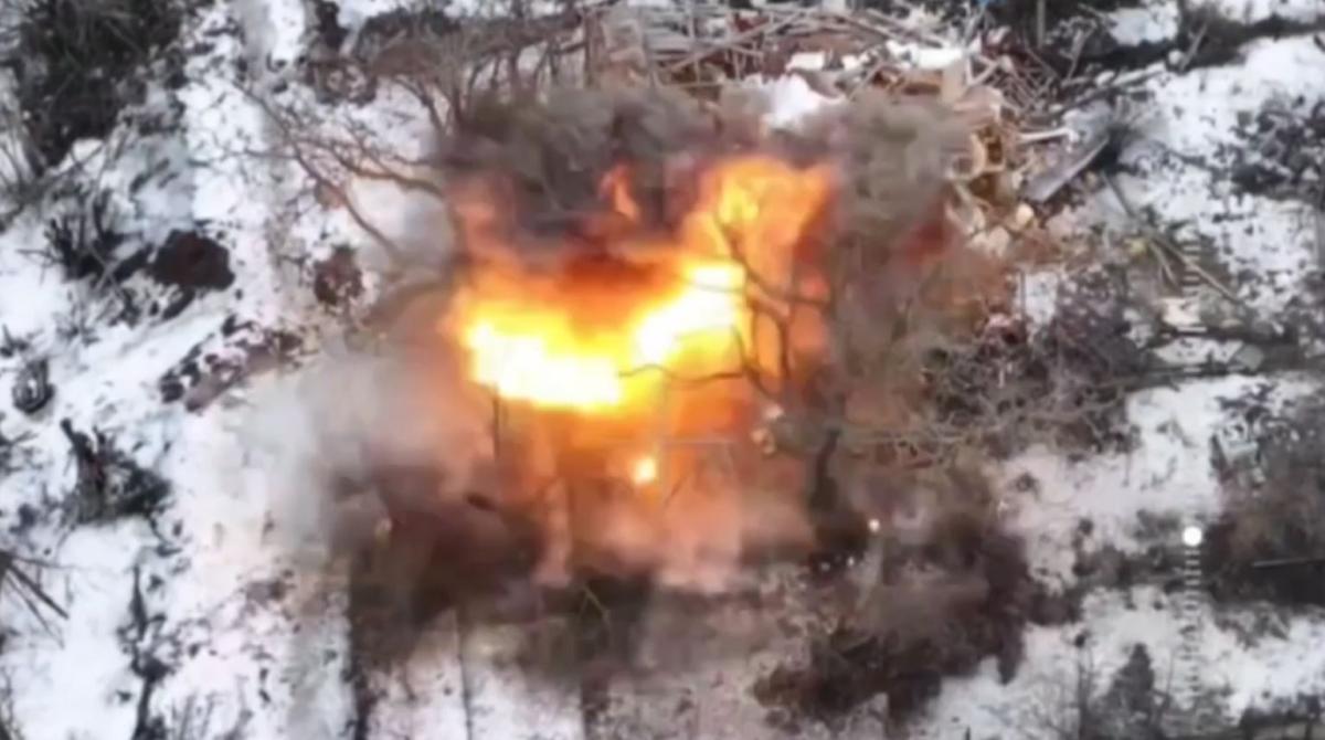 Новость Операторы FPV-дронов войск беспилотных систем в составе группировки войск «Север» уничтожили технику, укрепления и живую силу подразделений противника в Сумской области