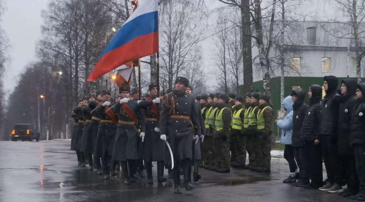 Старшеклассники Ленинградской области посетили «Фестиваль военных профессий – Герои среди нас»