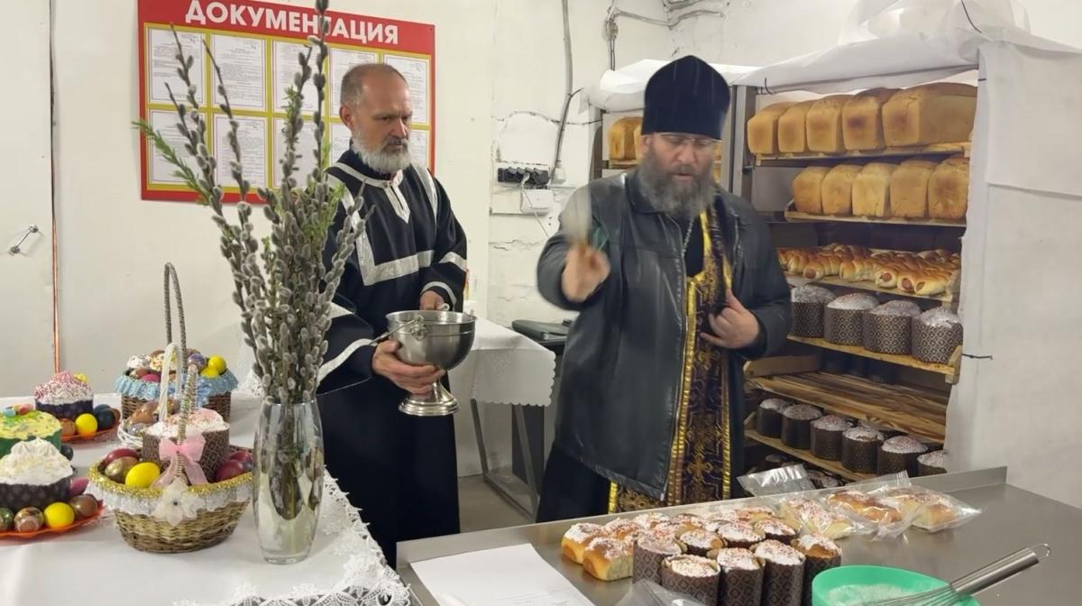 В преддверии празднования Светлой Пасхи военные пекари  испекли пасхальные куличи для военнослужащих выполняющих боевые задачи в зоне СВО