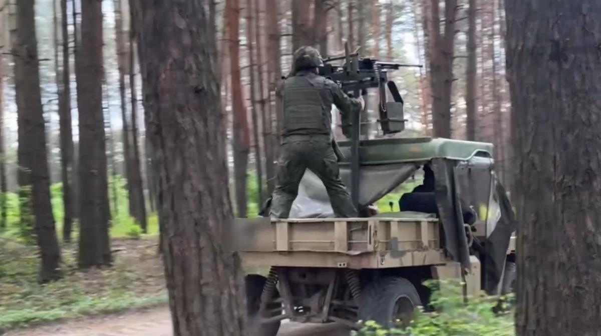 Военные водители батальона материального обеспечения 11-го армейского корпуса группировки войск «Север» продемонстрировала выполнение задач по подвозу и доставке боекомплекта