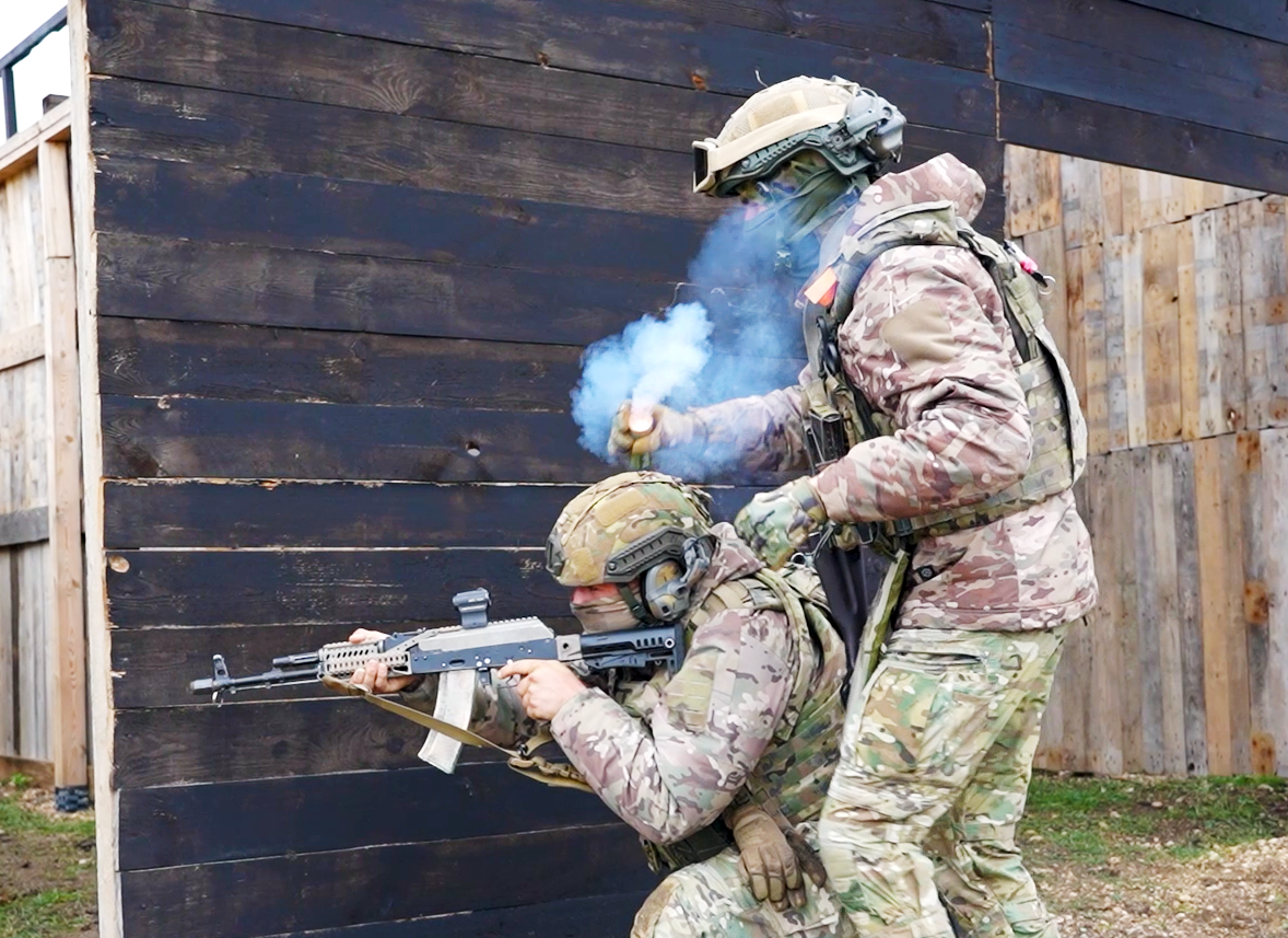 Военнослужащие, заключившие первый контракт с Минобороны России, отрабатывают городскую тактику на полигоне ЮВО