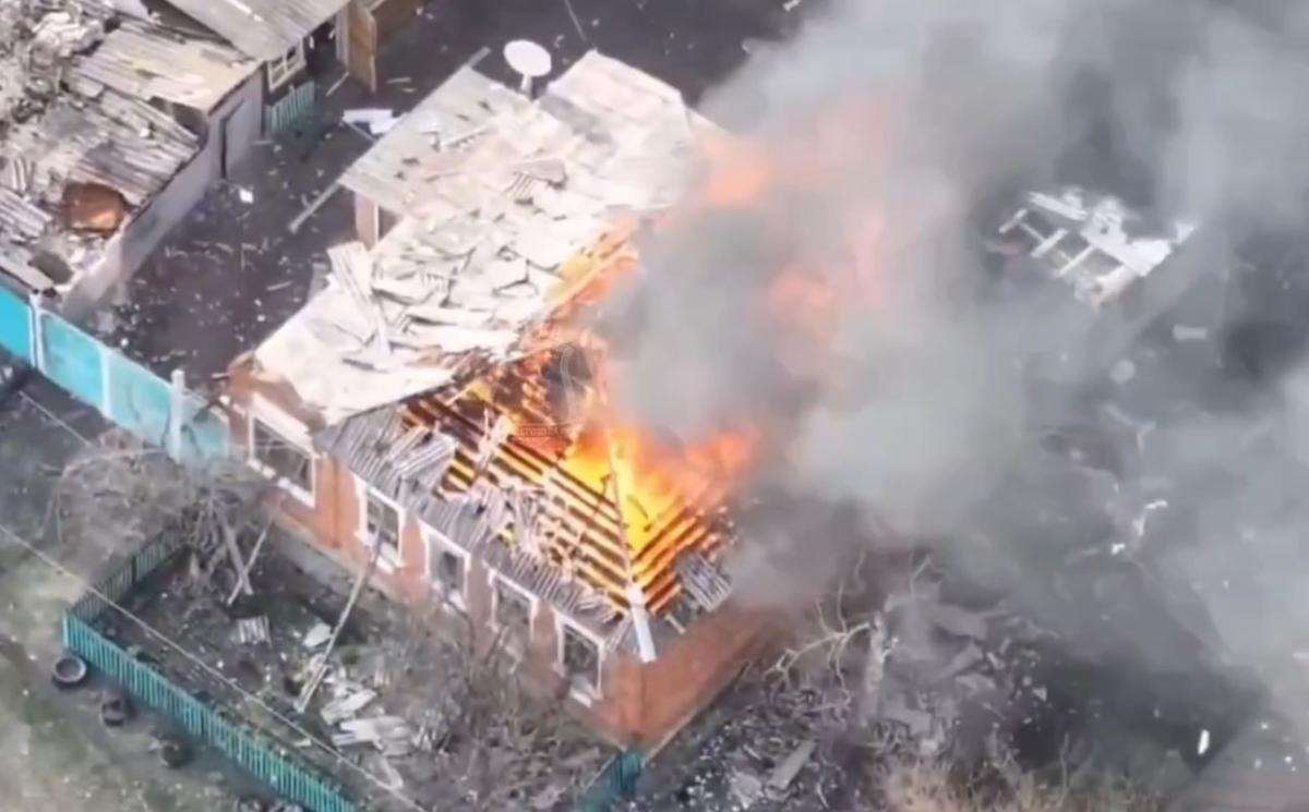 Расчеты ударных FPV-дронов войск беспилотных систем в составе группировки войск «Север» уничтожили пункты управления БПЛА, позиции и живую силу подразделений противника в зоне проведения СВО в Сумской области