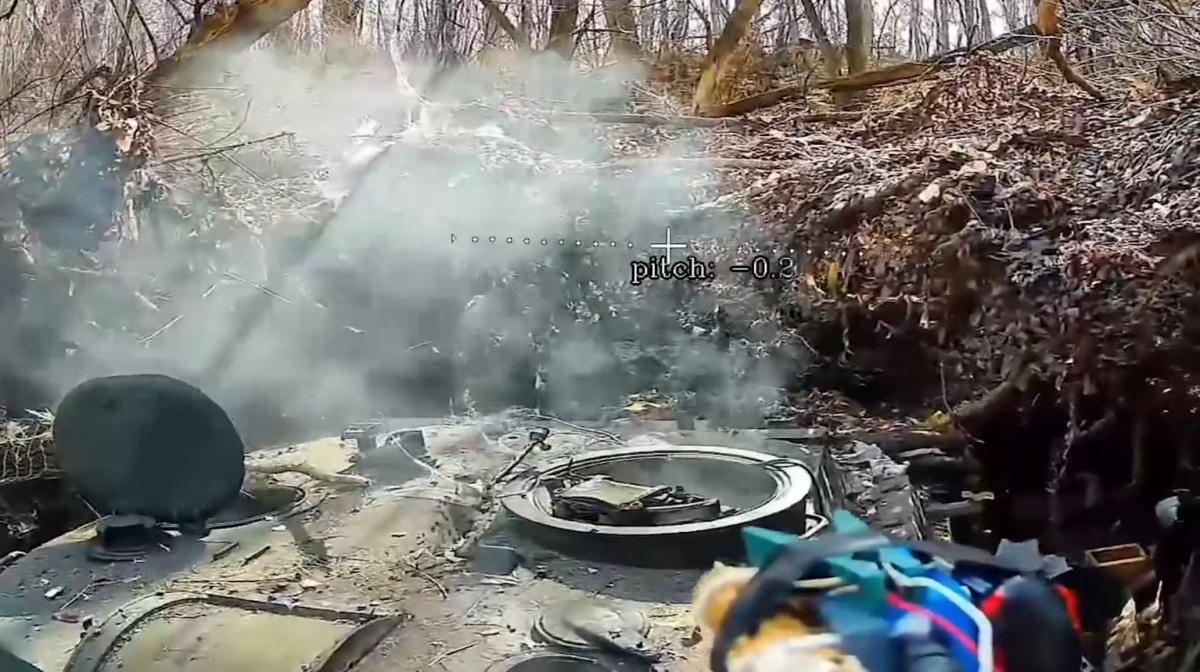 Расчеты ударных FPV-дронов войск беспилотных систем группировки «Север» уничтожили технику, вооружение и живую силу противника в Сумской области