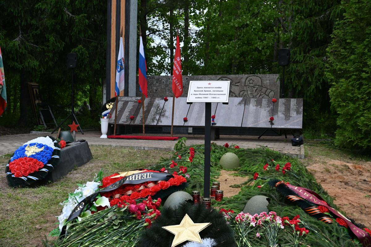 В Выборгском районе продолжается увековечивание памяти павших красноармейцев