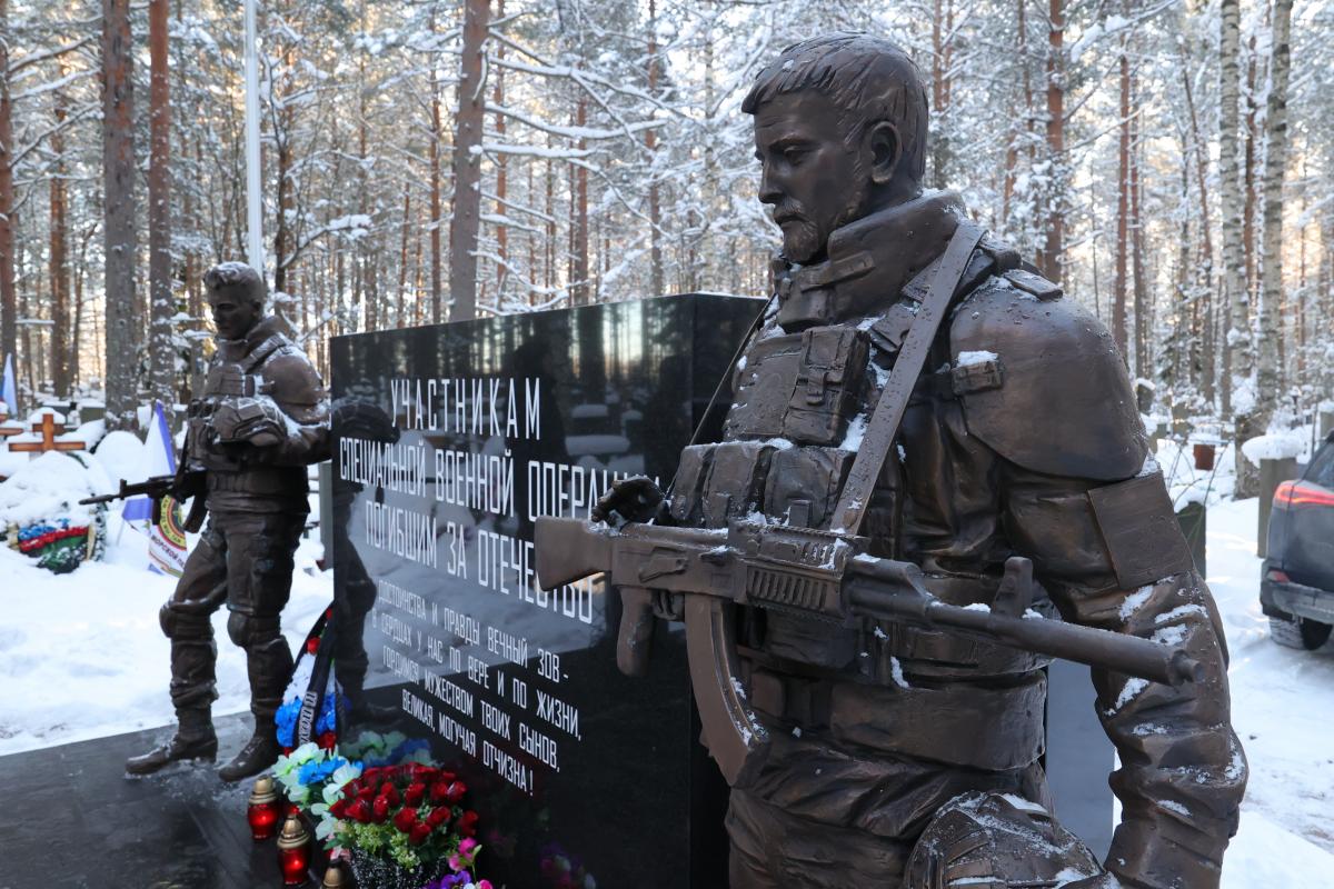 Красные гвоздики легли к мемориалу героям нашего времени