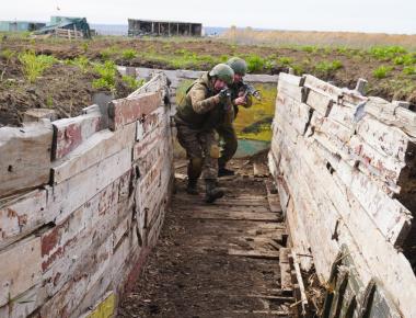 С военнослужащими, заключившими первый контракт с Минобороны России, провели занятия по штурмовым действиям